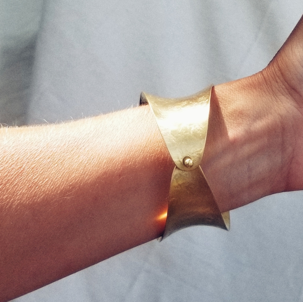 Matte hammered gold brass bangle bracelet new - Picture 4 of 4